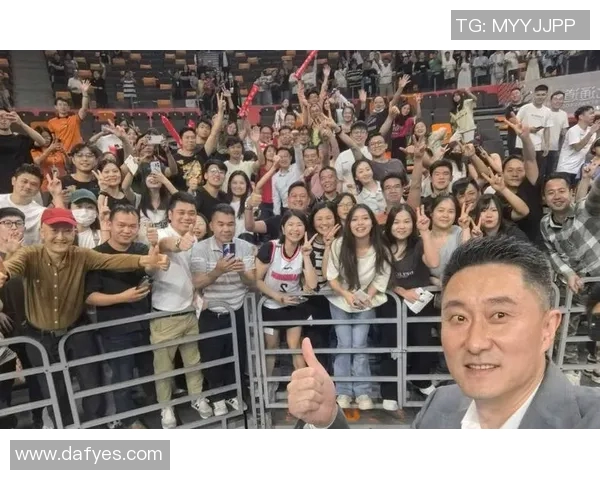 足球巨星机场人气爆棚粉丝围堵 球迷狂热追星现场热烈互动